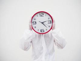 ritratto di medico o scienziato nel ppe suite uniforme Tenere rosso allarme orologio e guardare a il telecamera nel vario gesti. covid-19 concetto isolato bianca sfondo foto