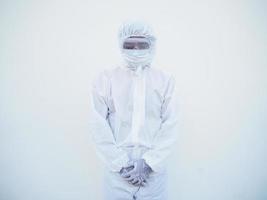 asiatico maschio medico o scienziato nel ppe suite uniforme con indossare viso maschera protettivo. il umore è piace triste e calma, coronavirus o covid-19 concetto isolato bianca sfondo foto