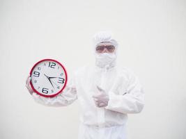 ritratto di medico o scienziato nel ppe suite uniforme Tenere rosso allarme orologio e guardare a il telecamera nel vario gesti. covid-19 concetto isolato bianca sfondo foto