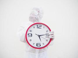 ritratto di medico o scienziato nel ppe suite uniforme Tenere rosso allarme orologio e guardare a il telecamera nel vario gesti. covid-19 concetto isolato bianca sfondo foto