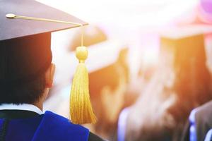 gruppo di laureati durante inizio. concetto formazione scolastica congratulazione nel Università. la laurea cerimonia , congratulato il laureati nel Università durante inizio. foto