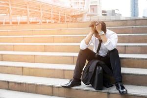 disoccupato persone crisi disperazione e fatica persone compressione nel ufficio sentire stressante non posso rendere decisione senza lavoro o depressione situazione fatica causa mentale i problemi fatica e senza lavoro concetto. foto