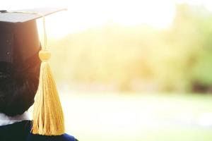 gruppo di laureati durante inizio. concetto formazione scolastica congratulazione nel Università. la laurea cerimonia , congratulato il laureati nel Università durante inizio. foto