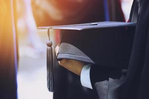 gruppo di laureati durante inizio. concetto formazione scolastica congratulazione nel Università. la laurea cerimonia , congratulato il laureati nel Università durante inizio. foto