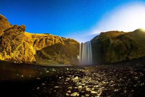 skogafoss, un' cascata situato su il skoga fiume nel il Sud di Islanda a il scogliere di il ex costa foto