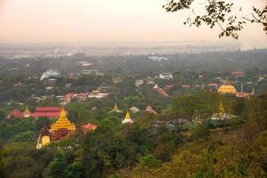 sagando collina con numerose pagode e buddista monasteri su il irrawaddy fiume, sagando, Myanmar foto