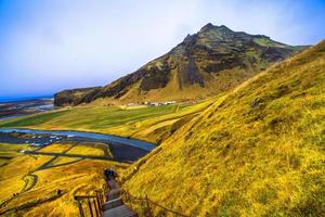 skogafoss, un' cascata situato su il skoga fiume nel il Sud di Islanda a il scogliere di il ex costa foto