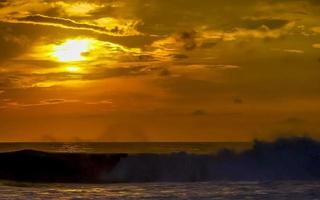 colorato d'oro tramonto grande onda e spiaggia puerto escondido Messico. foto