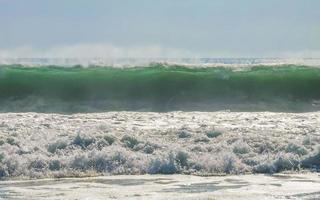 estremamente enorme grande surfer onde a spiaggia puerto escondido Messico. foto