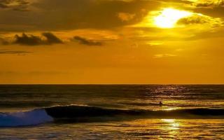 colorato d'oro tramonto grande onda e spiaggia puerto escondido Messico. foto