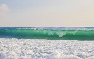 estremamente enorme grande surfer onde a spiaggia puerto escondido Messico. foto