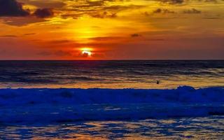 colorato d'oro tramonto grande onda e spiaggia puerto escondido Messico. foto