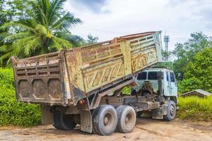 vecchio sporco camion cumulo di rifiuti camion su costruzione luogo Phuket Tailandia. foto