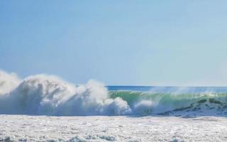 estremamente enorme grande surfer onde a spiaggia puerto escondido Messico. foto