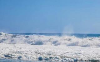 estremamente enorme grande surfer onde a spiaggia puerto escondido Messico. foto