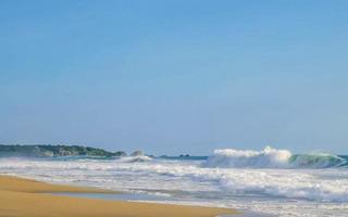 estremamente enorme grande surfer onde a spiaggia puerto escondido Messico. foto