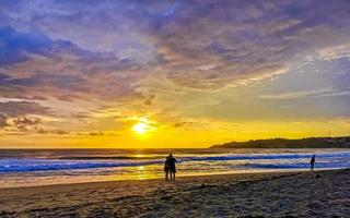 colorato d'oro tramonto grande onda e spiaggia puerto escondido Messico. foto