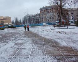 dnepropetrovsk, Ucraina - 02.04.2022 di stagione opera di città utilità nel il parco. un' lavoratore con un' motorizzato zaino ventilatore colpi neve a partire dal un' parco sentiero. foto