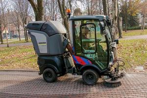 dnepropetrovsk, Ucraina - 22.11.2021 comunale servizio trasporta su di stagione lavori nel il parco. il spazzole spazzare il asfalto. foto