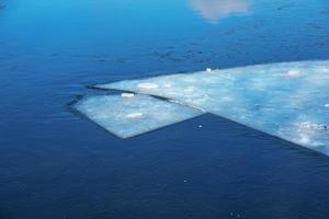 inverno natura sfondo con blocchi di ghiaccio su congelato acqua nel primavera. astratto sfondo di alla deriva ghiaccio su acqua foto