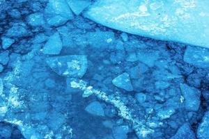 inverno natura sfondo con blocchi di ghiaccio su congelato acqua nel primavera. astratto sfondo di alla deriva ghiaccio su acqua foto