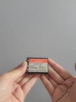 Giacarta, Indonesia nel luglio 2021. un' mano detiene un lp e 10 batteria. foto