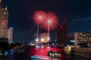 fuochi d'artificio sul fiume nel cielo scuro foto