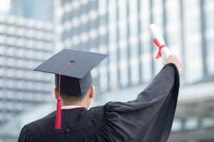 congratularsi il diplomato a il Università foto