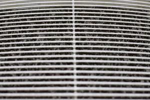 griglia di ventilazione dell'aria sporca di hvac con filtro intasato. foto