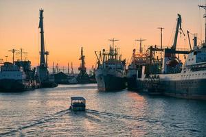 navi in porto marittimo su sfondo tramonto foto