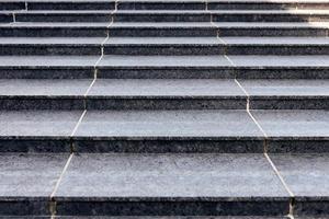 grigio pietra passaggi nel moderno stile, grande scala con simile a una pietra grigio struttura, largo granito scala foto