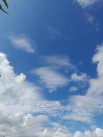naturale cielo bellissimo blu e bianca struttura sfondo. foto