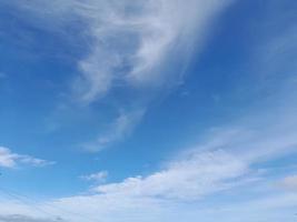 naturale cielo bellissimo blu e bianca struttura sfondo. foto