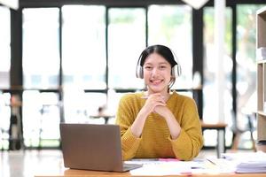 studentessa asiatica classe di apprendimento online studio videochiamata online insegnante zoom, ragazza asiatica felice impara la lingua inglese online con il computer portatile. foto