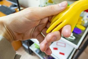 tremante un' vivere mano e un' mano stampato su un' 3d stampante foto