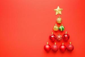 Natale albero a partire dal palline e d'oro stella su rosso sfondo foto