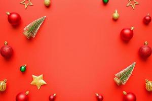 Natale nuovo anno vacanza sfondo pino albero palla fronzolo su rosso sfondo foto