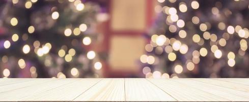 vuoto legna tavolo superiore con astratto sfocatura Natale albero con decorazione bokeh leggero sfondo per Prodotto Schermo foto