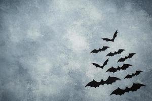 Halloween concetto. nero carta pipistrelli su grigio sfondo copia spazio foto