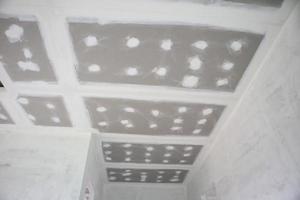 installazione di cartongesso a soffitto in cantiere foto