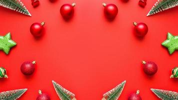 Natale nuovo anno sfondo pino albero palla fronzolo su rosso sfondo foto