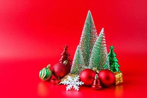 Natale albero e palline su rosso sfondo nuovo anno vacanza celebrazione concetto foto