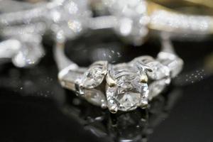 gioielli di lusso anelli di diamanti con la riflessione su sfondo nero foto