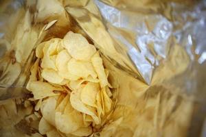 patatine fritte in borsa snack aperta da vicino foto