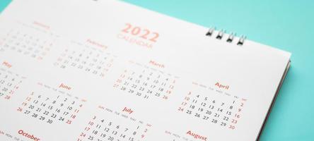 2022 calendario pagina su blu sfondo attività commerciale pianificazione appuntamento incontro concetto foto