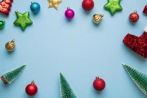 Natale nuovo anno sfondo pino albero palla fronzolo su blu pastello sfondo foto