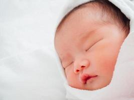 neonato bambino ragazza addormentato foto