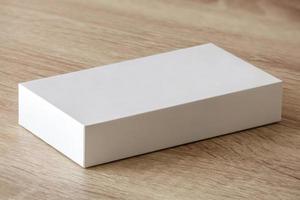 modello bianca scatola su legna tavolo sfondo foto