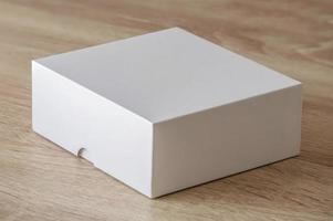 modello bianca scatola su legna tavolo sfondo foto