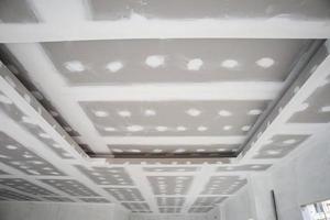 installazione di cartongesso a soffitto in cantiere foto